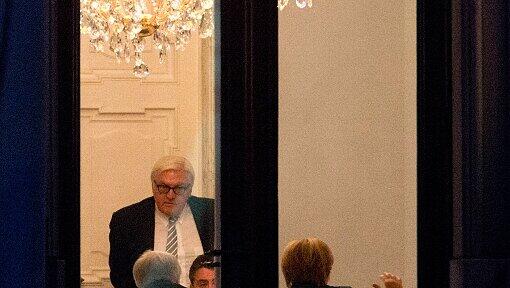 Sondierungsgespräche in Berlin: Angela Merkel und Horst Seehofer im Gespräch mit Sigmar Gabriel und Frank Walter Steinmeier.