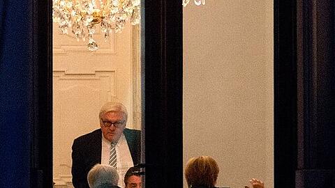 Sondierungsgespräche in Berlin: Angela Merkel und Horst Seehofer im Gespräch mit Sigmar Gabriel und Frank Walter Steinmeier.