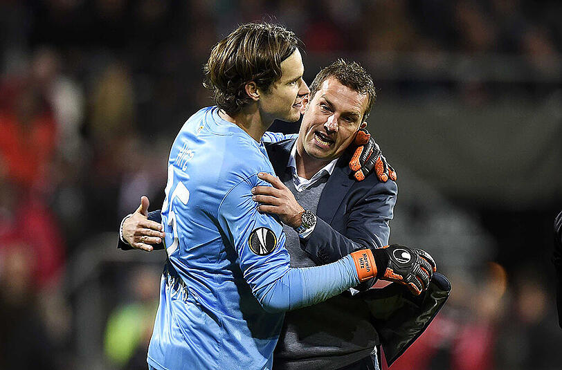 Augsburgs Trainer Markus Weinzierl und Torwart Marwin Hitz bejubeln den historischen Sieg.