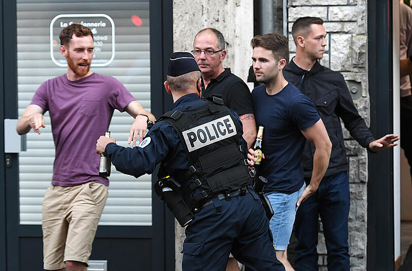 Impressionen: Friedliche Feiern und gewaltsame Proteste in Lille.