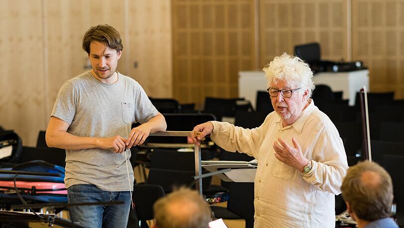 Sir Harrison Birtwistle mit Clemens Schuldt, dem Chefdirigenten des Münchener Kammerorchesters. Sir Harrison Birtwistle mit Clemens Schuldt, dem Chefdirigenten des Münchener Kammerorchesters.