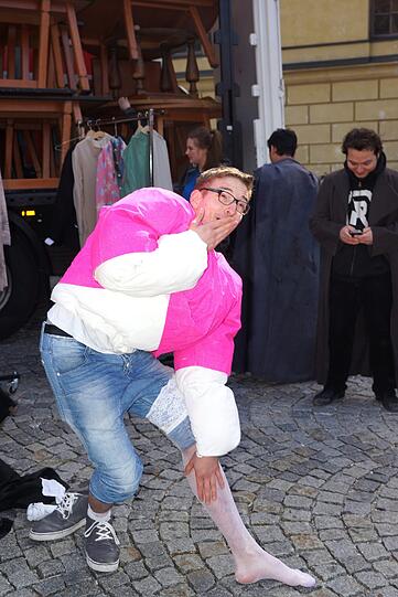 Benjamin C. (23), Auszubildender: &bdquo;Mein Kumpel hat mir für 5 Euro dieses rosa Teil gekauft - die Strümpfe gab&rsquo;s gratis dazu. Ich kann mir vorstellen, in dem Outfit zu Partys zu gehen, zum Beispiel in den Harry Klein Club. Es wärmt, ist gefüttert und verweiblicht etwas durch die Form des Vorbaus. Ich finde, das Kostüm könnte auch einen Sumoringer darstellen. Passend dazu habe ich noch aufblasbare Hanteln zuhause.&ldquo;
