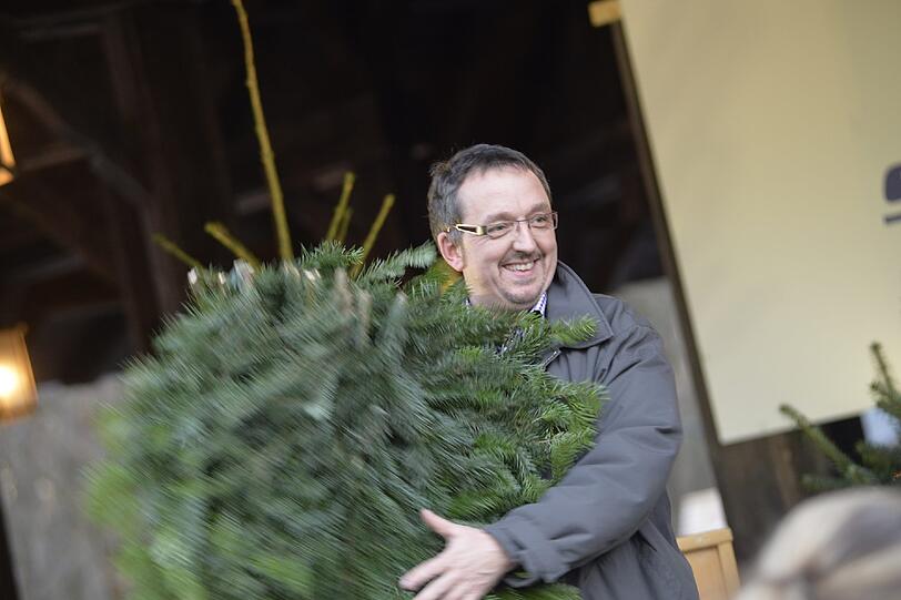 Der Erlös der Christbaum-Auktion geht an hilfsbedürftige Kinder.
