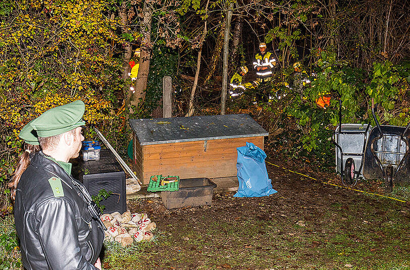 Bilder vom Tatort in Langwied. In einer Keller-Ruine wurde die Leiche einer Frau gefunden. Die Beamten gehen bereits am Montag davon aus, dass es sich um die vermisste Aline Körner handelt.