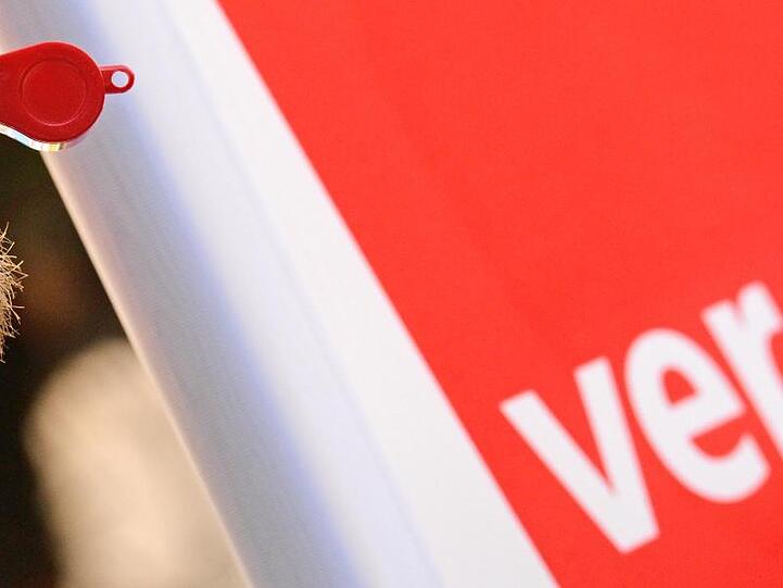 Ein Mann hat bei einem Warnstreik vor dem Verdi-Logo eine Pfeife im Mund. Foto: P. Seeger/Archiv