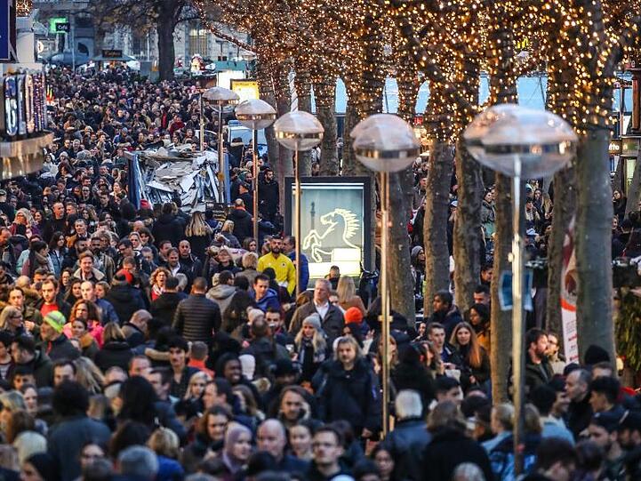 Adventszeit ist Einkaufszeit: Zahlreiche Menschen sind auf der Stuttgarter Königstraße unterwegs und erledigen Weihnachtseinkäufe.