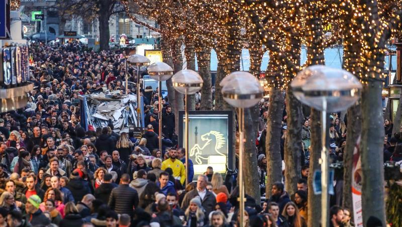 Adventszeit ist Einkaufszeit: Zahlreiche Menschen sind auf der Stuttgarter Königstraße unterwegs und erledigen Weihnachtseinkäufe. Adventszeit ist Einkaufszeit: Zahlreiche Menschen sind auf der Stuttgarter Königstraße unterwegs und erledigen Weihnachtseinkäufe.