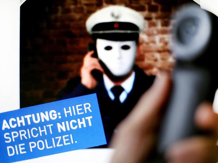 Plakat der Polizei NRW. Senioren stehen im Fokus des Tages der Kriminalitätsopfer am 22. März.