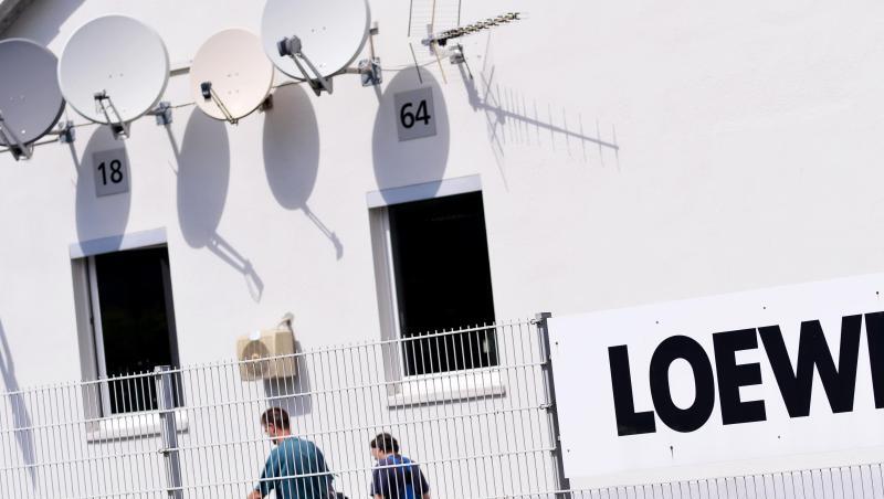 Zwei Mitarbeiter gehen über das Gelände des Elektronikherstellers Loewe AG. Foto: David-Wolfgang Ebener Zwei Mitarbeiter gehen über das Gelände des Elektronikherstellers Loewe AG. Foto: David-Wolfgang Ebener