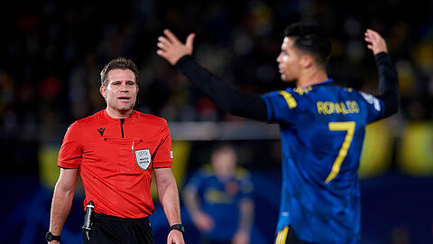 Schiedsrichter Dr. Felix Brych (l.) mit Cristiano Ronaldo, im November 2021 noch im Trikot von  Manchester United.
