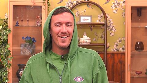 Gibt im PBB-Container wieder eine neue Geschichte aus seinem Leben zum Besten: Max Kruse.