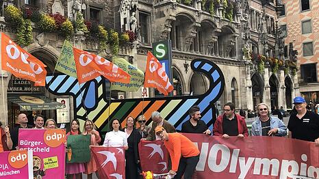 Vor dem Rathaus haben am Mittwochnachmittag die Olympia-Gegner demonstriert.