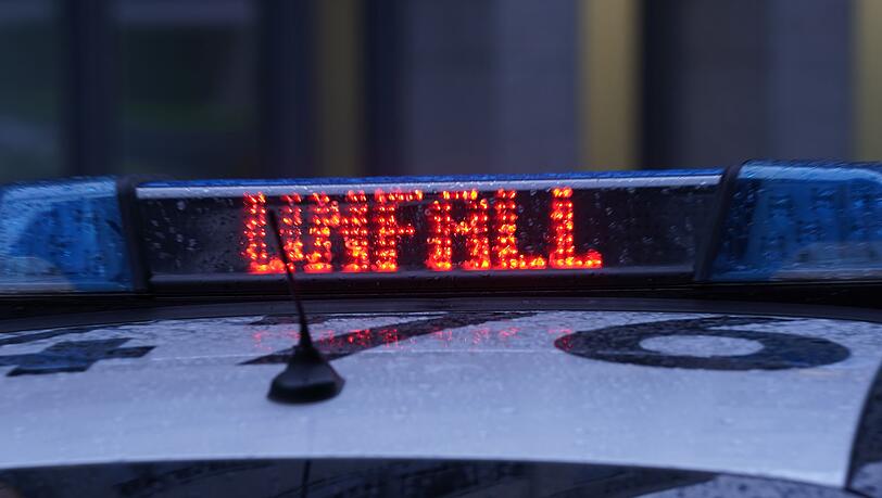 Ein Mensch kommt bei dem schweren Unfall ums Leben. (Symbolbild) Ein Mensch kommt bei dem schweren Unfall ums Leben. (Symbolbild)