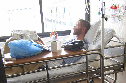 Der Münchner Ralf R. in der Klinik von Kathmandu. An seiner rechten Hand hat er starke Erfrierungen.