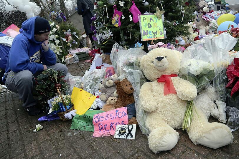 Teddybären, Blumen und weitere Geschenke. Ein letzter Gruß an die Opfer.