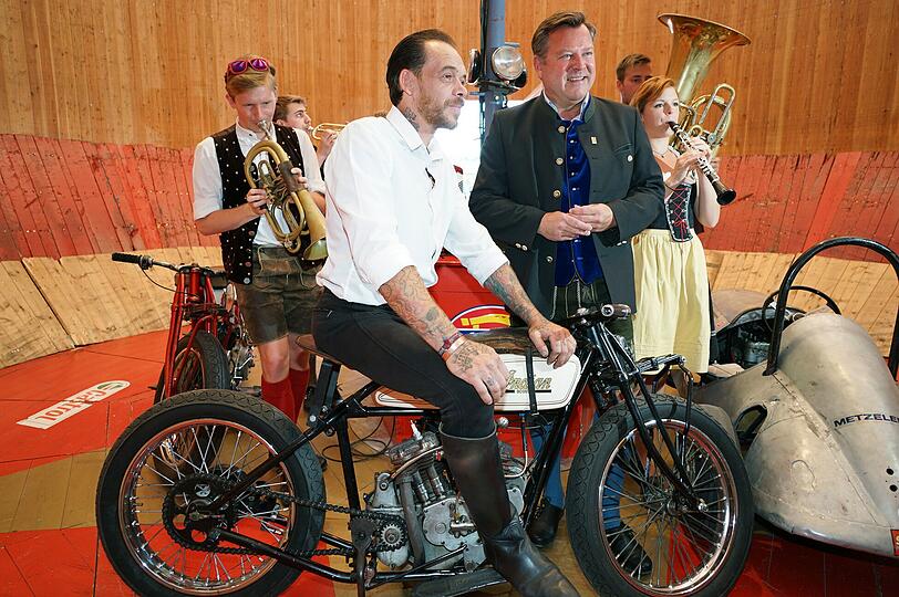 Donald Ganslmeier (l), Betreiber des Motodroms, und Münchens zweiter Bürgermeister Josef Schmid posieren für ein Bild.