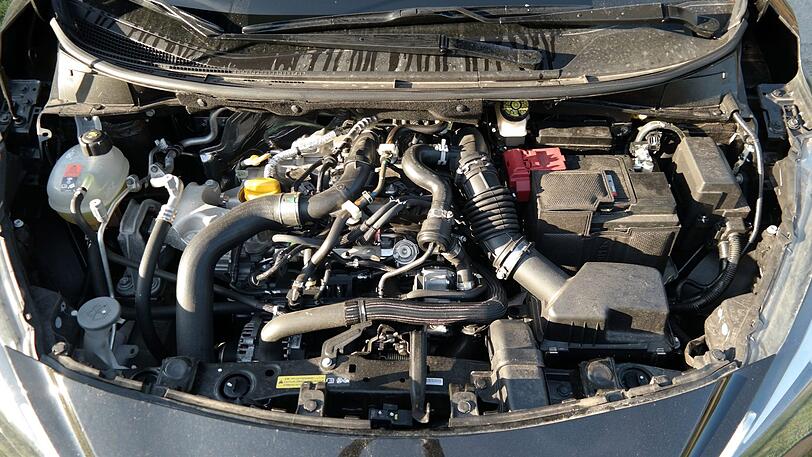 Nicht sehr übersichtlich: Der 0,9-Liter-Motor des Micra gibt sich ein bsischen wie ein Halbstarker.