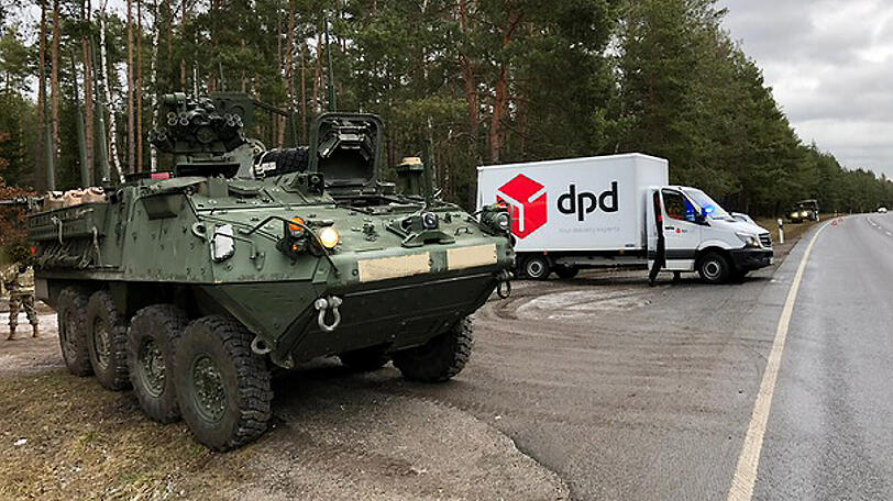 Ein Panzer hat in der Oberpfalz ein Paketauto gerammt.