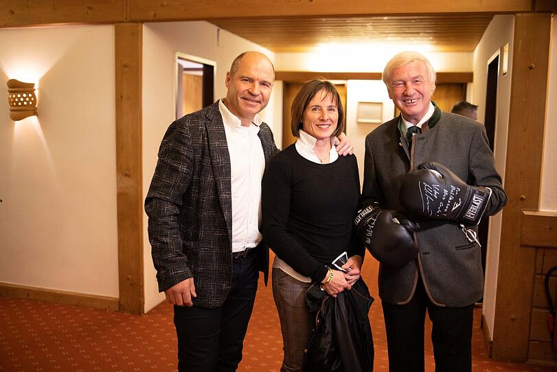 Die beiden Skilegenden Marc Girardelli und Ingrid Salvenmoser mit Stanglwirt-Chef Balthasar Hauser.