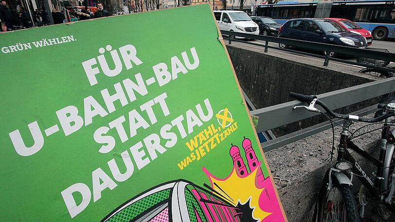 Die Öffentlichen ausbauen statt im Stau stehen, so haben die Grünen im Wahlkampf geworben. Aber wollen viele Münchner lieber Autos fahren?