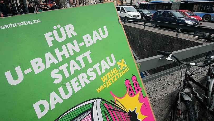 Die Öffentlichen ausbauen statt im Stau stehen, so haben die Grünen im Wahlkampf geworben. Aber wollen viele Münchner lieber Autos fahren? Die Öffentlichen ausbauen statt im Stau stehen, so haben die Grünen im Wahlkampf geworben. Aber wollen viele Münchner lieber Autos fahren?