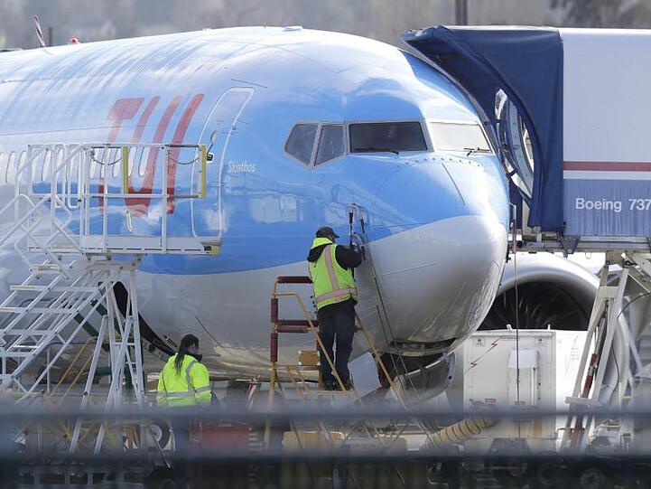 Arbeiter sind bei einem Flugzeug vom Typ Boeing 737 Max 8, das für Tui gebaut wird, am Fertigungswerks von Boeing in Renton zu sehen.