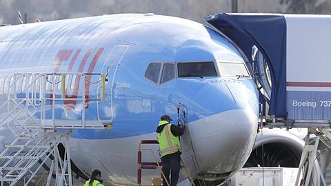 Arbeiter sind bei einem Flugzeug vom Typ Boeing 737 Max 8, das für Tui gebaut wird, am Fertigungswerks von Boeing in Renton zu sehen.