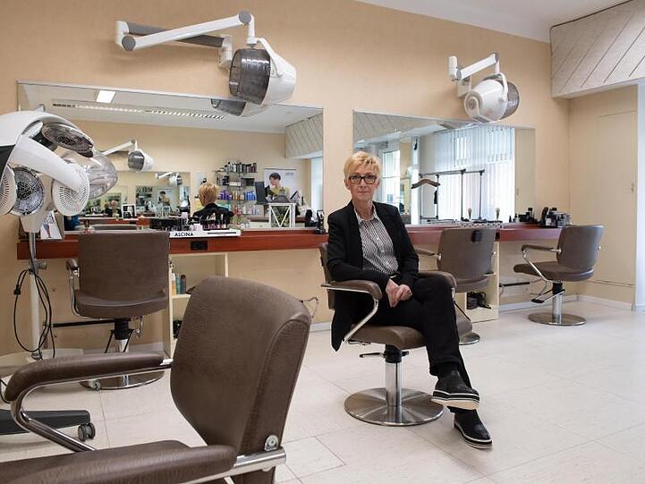 Gerade das Friseurhandwerk leidet wegen der Schließungen unter der Krise - wie hier ein Salon in Göttingen.