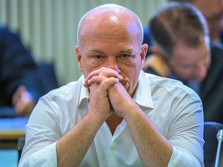 Joachim Wolbergs sitzt im Verhandlungssaal im Landgericht. Foto: Armin Weigel/dpa/Archivbild