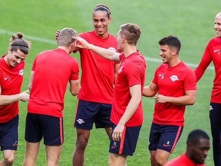 Die Spieler von RB Leipzig haben beim Abschlusstraining im Stadion von Benfica Lissabon ihren Spaß.