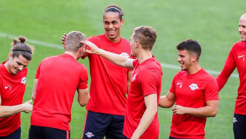 Die Spieler von RB Leipzig haben beim Abschlusstraining im Stadion von Benfica Lissabon ihren Spaß. Die Spieler von RB Leipzig haben beim Abschlusstraining im Stadion von Benfica Lissabon ihren Spaß.