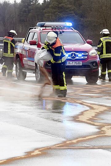 Erst ein Fahrzeugbrand, dann ein schwerer Unfall: Die Feuerwehr hatte auf der A8 einiges zu tun.