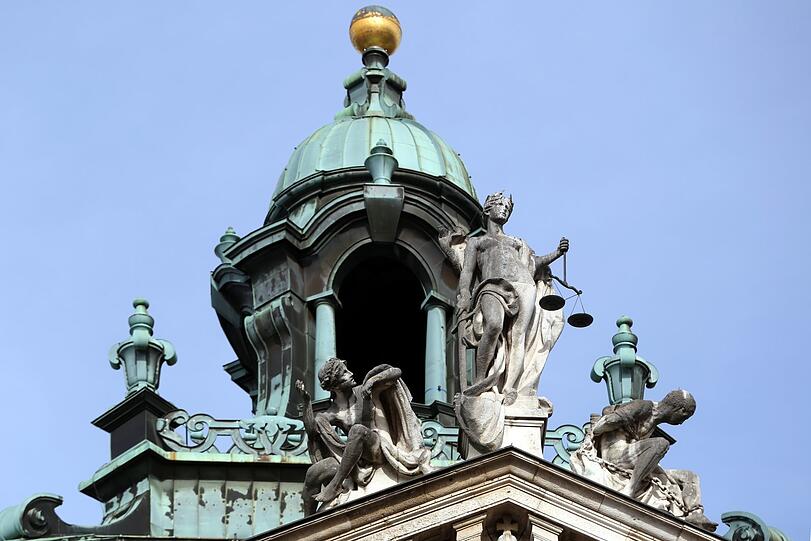Über allem wacht Justitia - mit verbundenen Augen.
