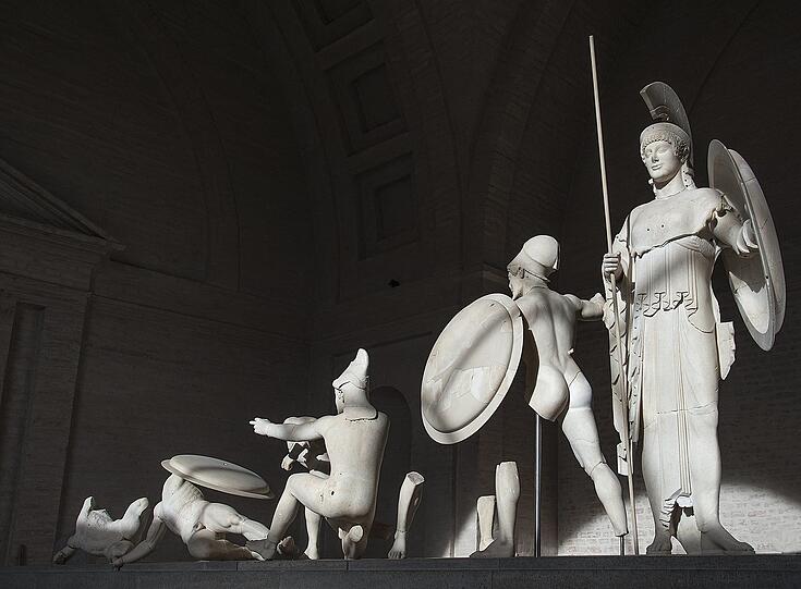 Der Stolz der Münchner Antikenfreunde: Die Aigineten in der Glyptothek. Die westlichen Giebelfiguren des Tempels auf Äigina zeigen den Trojanischen Krieg - mit der Göttin Athene als Zentralfigur, die sich aufseiten der Griechen einmischt.