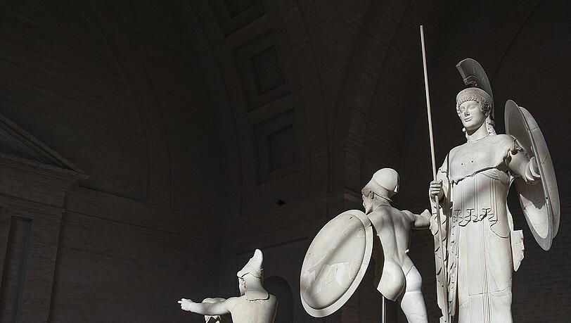 Der Stolz der Münchner Antikenfreunde: Die Aigineten in der Glyptothek. Die westlichen Giebelfiguren des Tempels auf Äigina zeigen den Trojanischen Krieg - mit der Göttin Athene als Zentralfigur, die sich aufseiten der Griechen einmischt. Der Stolz der Münchner Antikenfreunde: Die Aigineten in der Glyptothek. Die westlichen Giebelfiguren des Tempels auf Äigina zeigen den Trojanischen Krieg - mit der Göttin Athene als Zentralfigur, die sich aufseiten der Griechen einmischt.