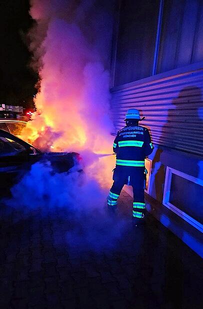 Auch ein BMW und ein Audi hatte der Mann in der Nacht auf Sonntag angezündet. Auch ein BMW und ein Audi hatte der Mann in der Nacht auf Sonntag angezündet.