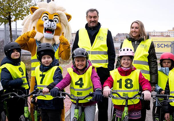 Ministerpräsident Markus Söder (CSU) und Anna Stolz (Freie Wähler) besuchten eine Grundschule in München und schauten bei Übungen auf dem Fahrrad zu.