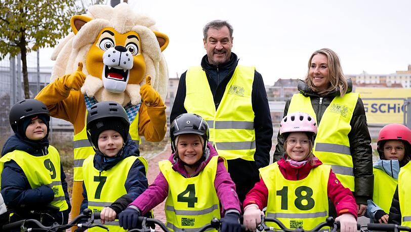 Ministerpräsident Markus Söder (CSU) und Anna Stolz (Freie Wähler) besuchten eine Grundschule in München und schauten bei Übungen auf dem Fahrrad zu. Ministerpräsident Markus Söder (CSU) und Anna Stolz (Freie Wähler) besuchten eine Grundschule in München und schauten bei Übungen auf dem Fahrrad zu.