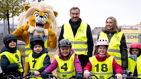 Ministerpräsident Markus Söder (CSU) und Anna Stolz (Freie Wähler) besuchten eine Grundschule in München und schauten bei Übungen auf dem Fahrrad zu.