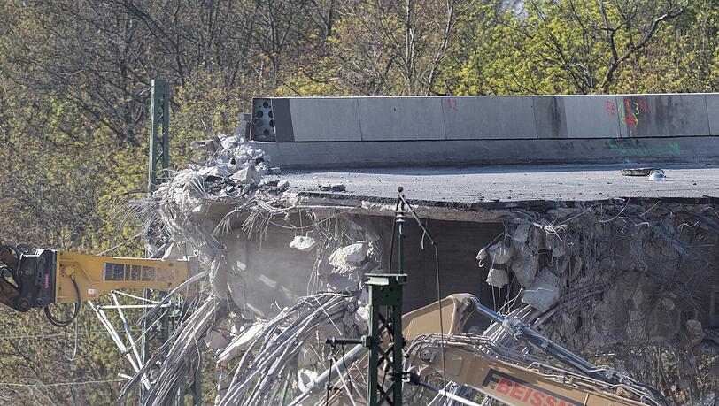 Die Ringbahnbrücke im Westen Berlins war Mitte März aus Sicherheitsgründen kurzfristig komplett gesperrt und dann abgerissen worden. (Archivfoto)