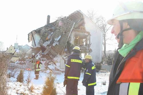 Die Wucht der Explosion riss gestern früh die komplette Rückwand des 1958 erbauten Hauses weg &ndash; ein Wunder, wie aus diesen Trümmern vier Bewohner lebend rauskommen konnten.