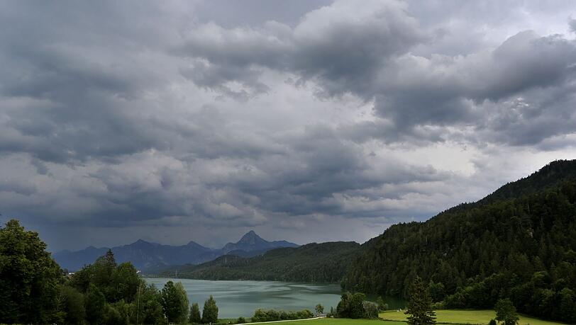 Am Wei&szlig;ensee ist ein Wanderer im steilen Felsgel&auml;nde verungl&uuml;ckt. (Symbolbild)