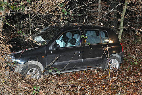 Die drei Insassen dieses Autos wurden bei dem Unfall auf der B20 bei Marktl nur leicht verletzt