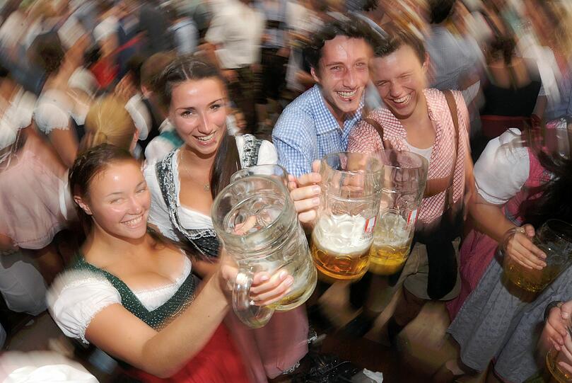 Bei schönstem Wetter sind auf der Wiesn die Zelte voll, die Stimmung ist ausgelassen: Die Wiesn 2011 beginnt