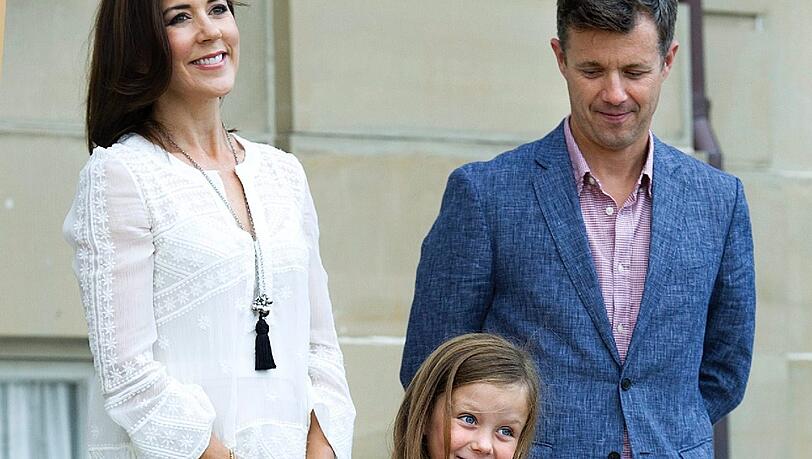 Ihr erster Schultag: die dänische Prinzessin Isabella (6) vor dem Schloss Amalienborg. Ihr erster Schultag: die dänische Prinzessin Isabella (6) vor dem Schloss Amalienborg.
