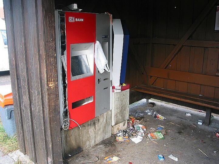 Der zerstörte Automat - laut Polizei wurde er wohl mit Gas gesprengt.