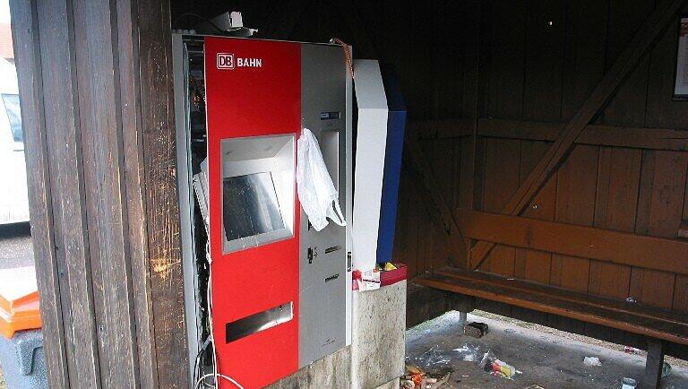Der zerstörte Automat - laut Polizei wurde er wohl mit Gas gesprengt. Der zerstörte Automat - laut Polizei wurde er wohl mit Gas gesprengt.