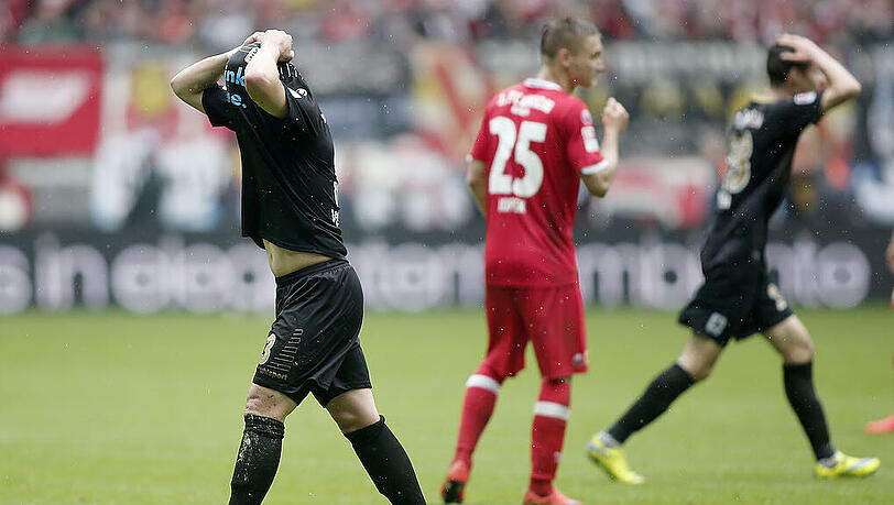 Die Spieler des TSV 1860 können es nicht glauben - das 0:3 gegen Union Berlin war eine Blamage. Die Spieler des TSV 1860 können es nicht glauben - das 0:3 gegen Union Berlin war eine Blamage.