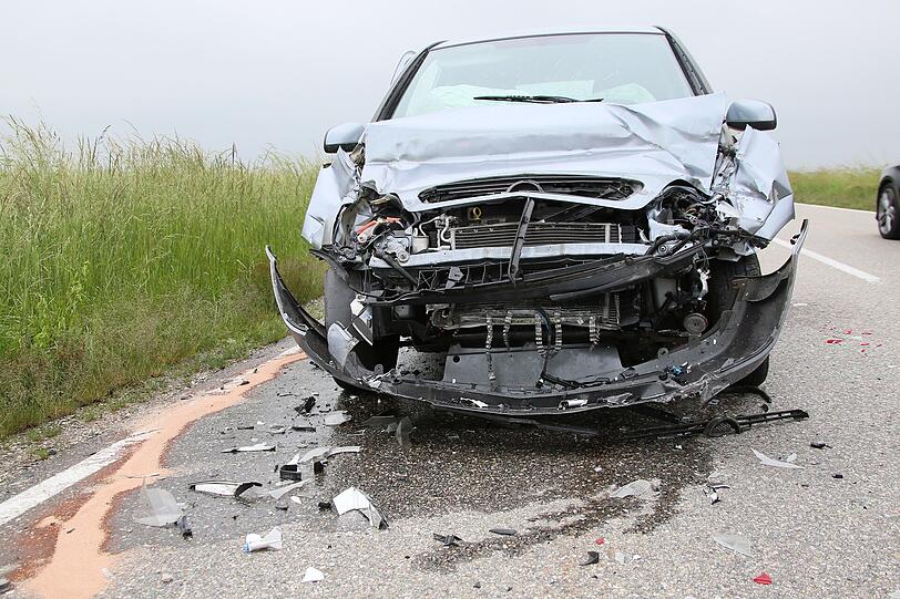 Unfall zwischen Ampfing und Haigerloh - die Bilder vom Rettungseinsatz.