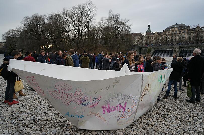 130 Firmlinge der Katholischen Jugendstelle Innenstadt hatten die fünf Schiffe unter Anleitung des Kölner Künstlers Frank Bölter gefaltet und zu Fuß in die Nähe der Muffathalle getragen.
